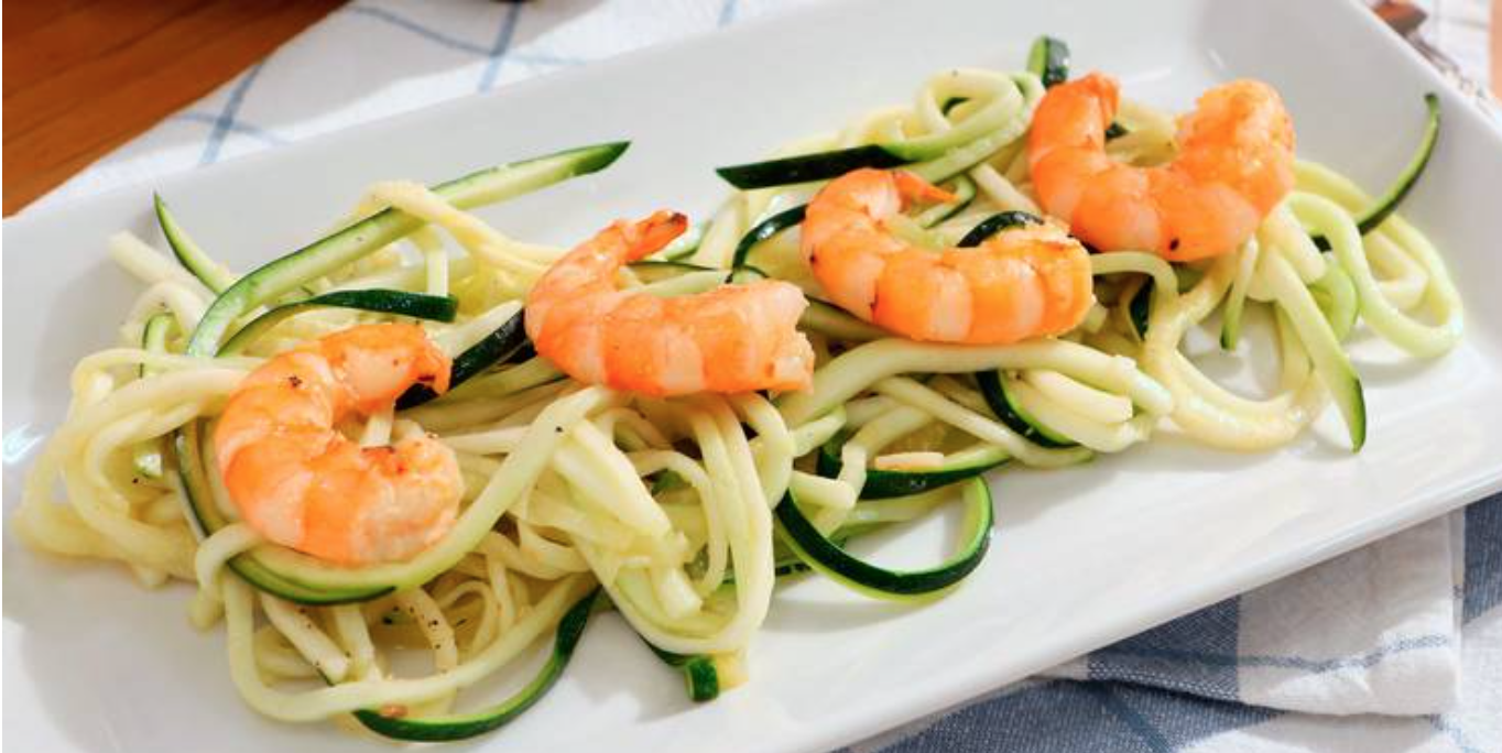 Espaguetis de calabacín y gambas.